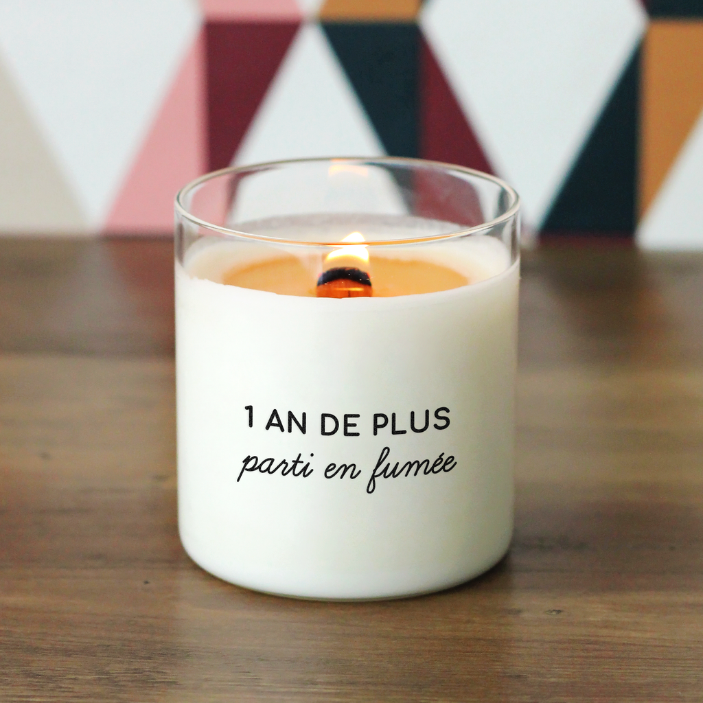 Bougie parfumée avec l’inscription « 1 an de plus, parti en fumée » imprimée en noir. Cadeau d’anniversaire original et décalé dans un contenant en verre transparent.