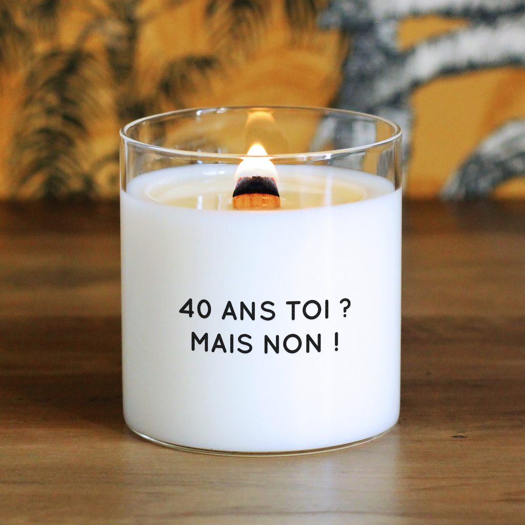 Bougie blanche avec le message « 40 ans toi ? Mais non ! » imprimé en noir. Cadeau humoristique et original pour célébrer un 40e anniversaire avec un clin d’œil.