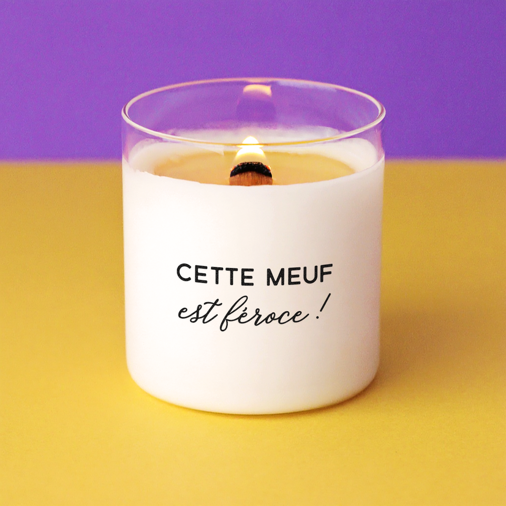 Bougie allumée avec le message "Cette meuf est féroce !" sur fond jaune et violet, parfaite pour offrir à une femme inspirante ou affirmée.