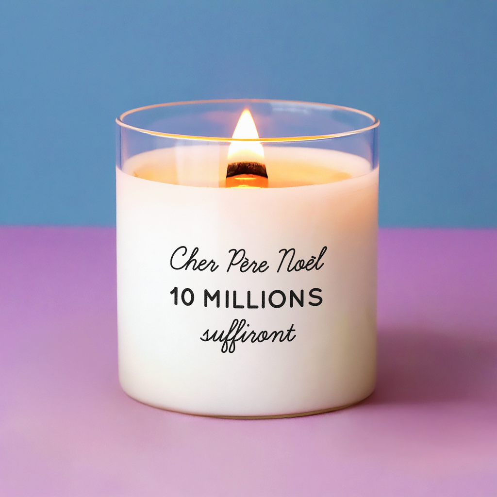 Bougie blanche allumée avec le message "Cher Père Noël, 10 millions suffiront", idée cadeau drôle et décalée pour Noël.