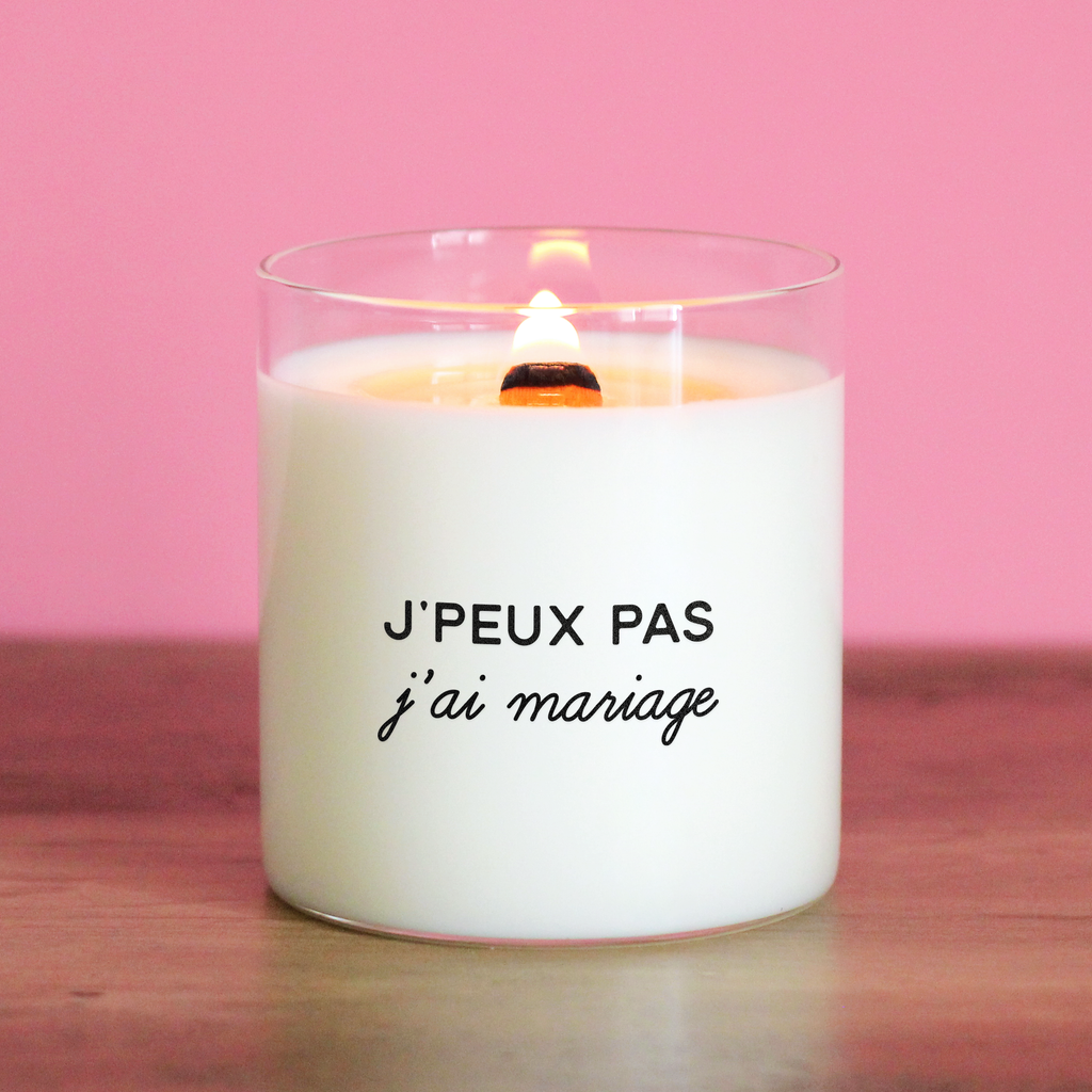 Bougie à message « J’peux pas j’ai mariage » imprimée en noir sur cire blanche. Cadeau amusant et complice pour future mariée ou témoin.