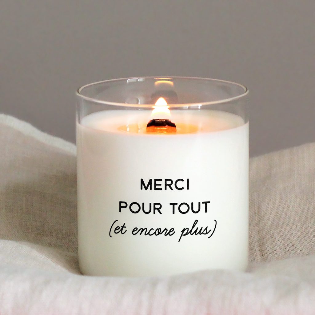 Bougie blanche avec le message « Merci pour tout (et encore plus) » imprimé en noir, dans un verre transparent. Cadeau de remerciement simple et élégant à offrir à un proche, un collègue ou un professeur, maîtresse.