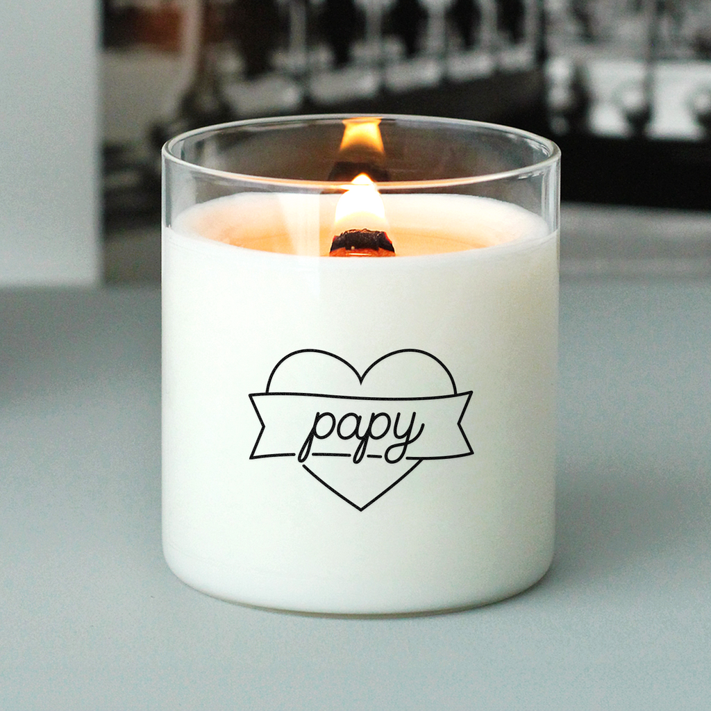 Bougie blanche avec un cœur contenant le mot « papy » dans une bannière noire. Cadeau affectueux et intemporel pour un grand-père.