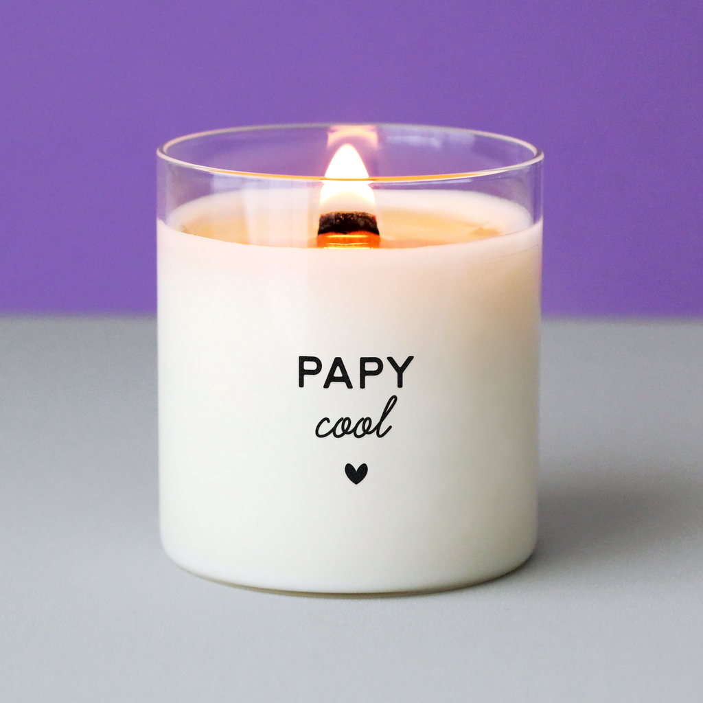 Bougie blanche avec le message « Papy cool » et un petit cœur noir, imprimée dans un verre transparent. Cadeau original et moderne pour un grand-père plein d’énergie.