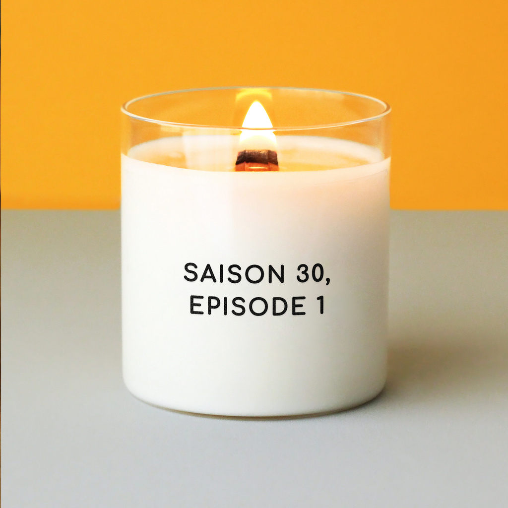 Bougie à message « Saison 30, épisode 1 » imprimée en noir sur cire blanche. Cadeau original et décalé pour fêter les 30 ans avec humour et style.