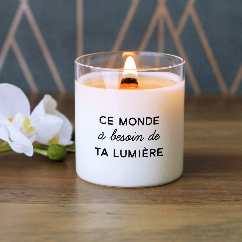 Bougie blanche avec le message « Ce monde a besoin de ta lumière ». Cadeau inspirant et bienveillant pour quelqu’un de précieux.