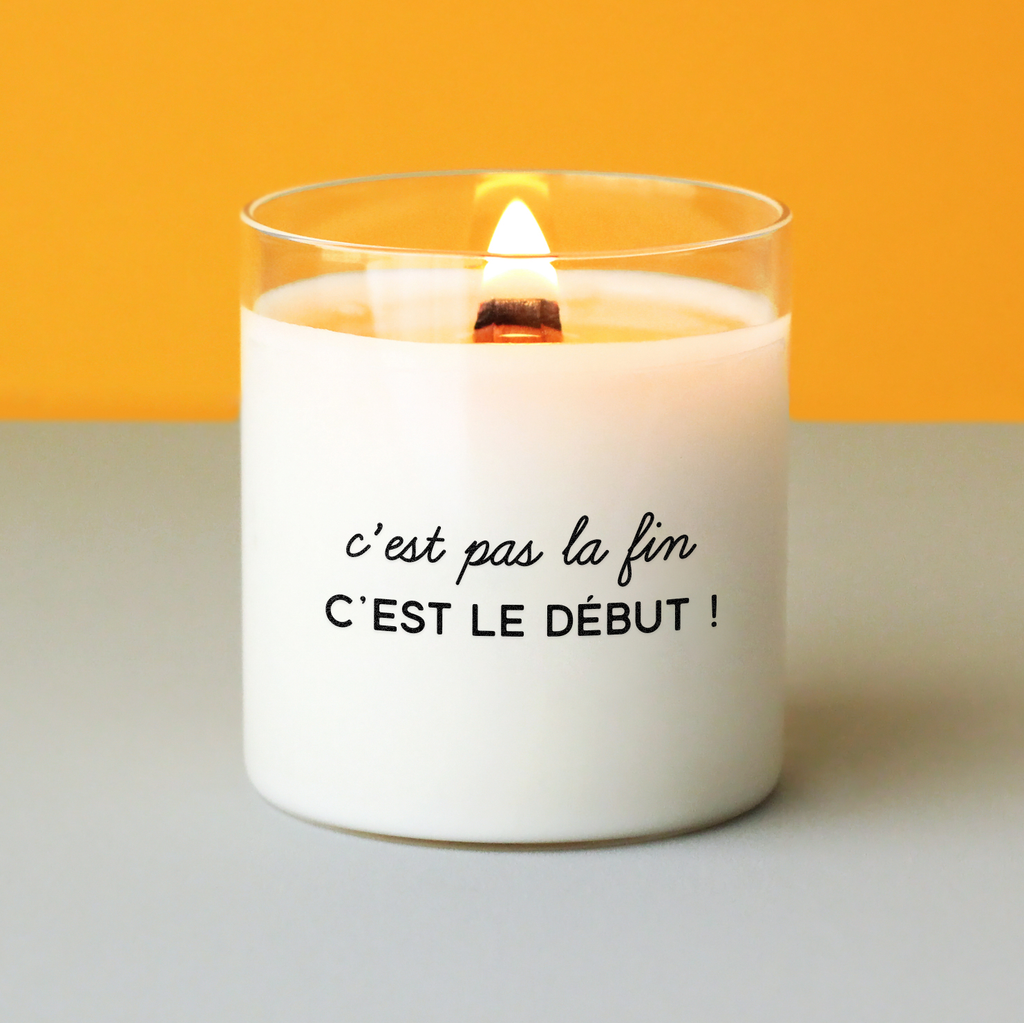 Bougie blanche avec le message « C’est pas la fin, c’est le début ! » imprimé en noir. Idée cadeau inspirante pour accompagner un nouveau départ ou une transition importante.