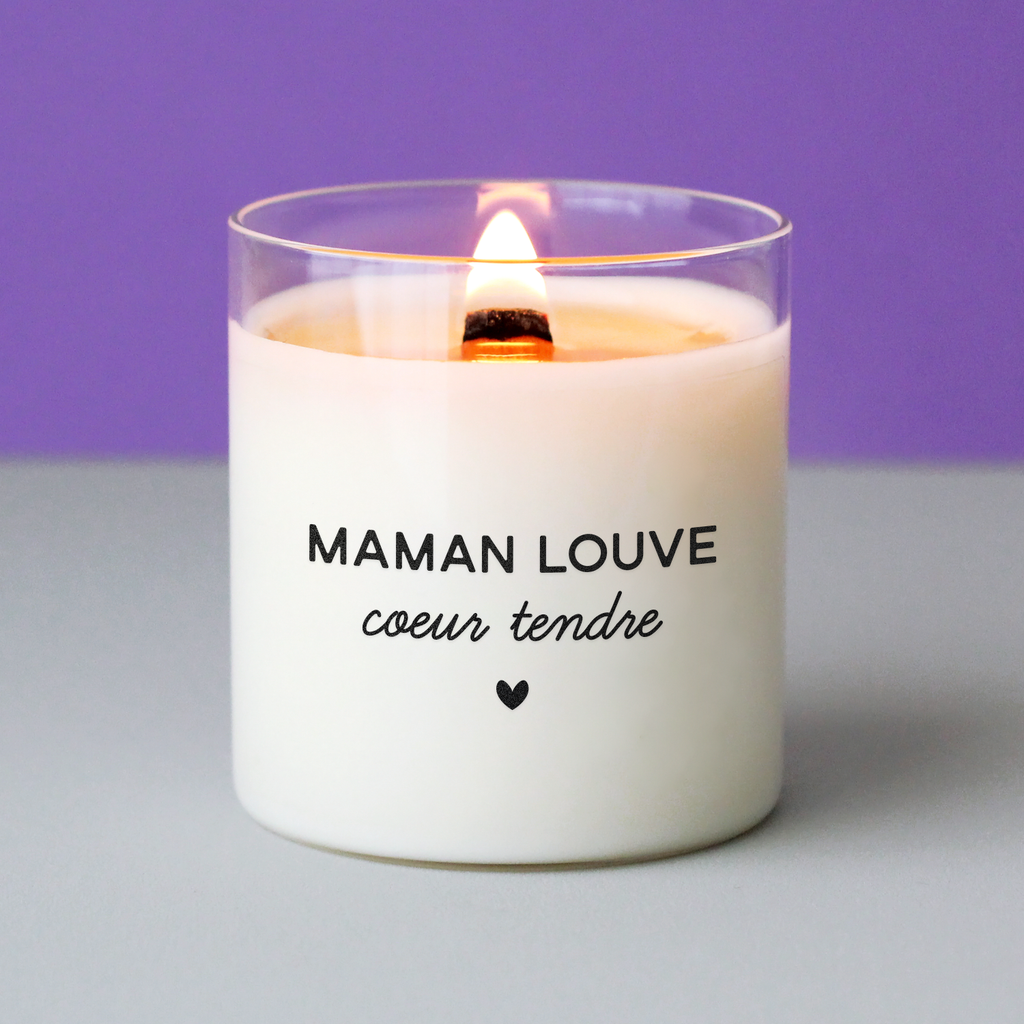 Bougie allumée avec l’inscription "Maman Louve – cœur tendre", sur fond violet doux, idéale pour une maman forte et sensible.