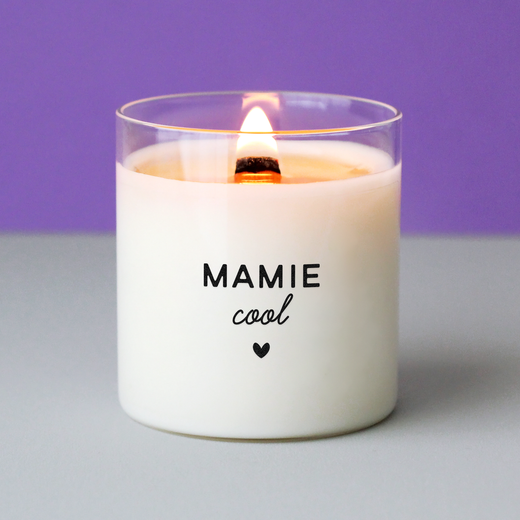 Bougie blanche avec l’inscription « Mamie cool » accompagnée d’un petit cœur, imprimée sur une étiquette transparente. Cadeau original et moderne pour une grand-mère.